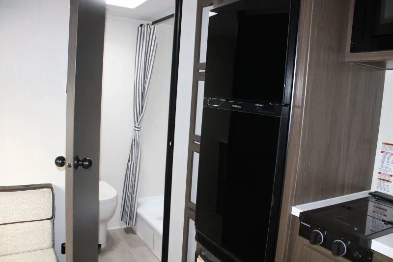 Réfrigérateur et salle de bain arrière du Prime Time Avenger LT 16RBX.
