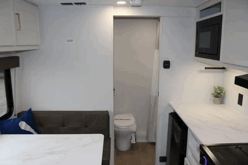 Vue intérieure du Transcend One 151RB avec cuisine et salle de bain arrière.