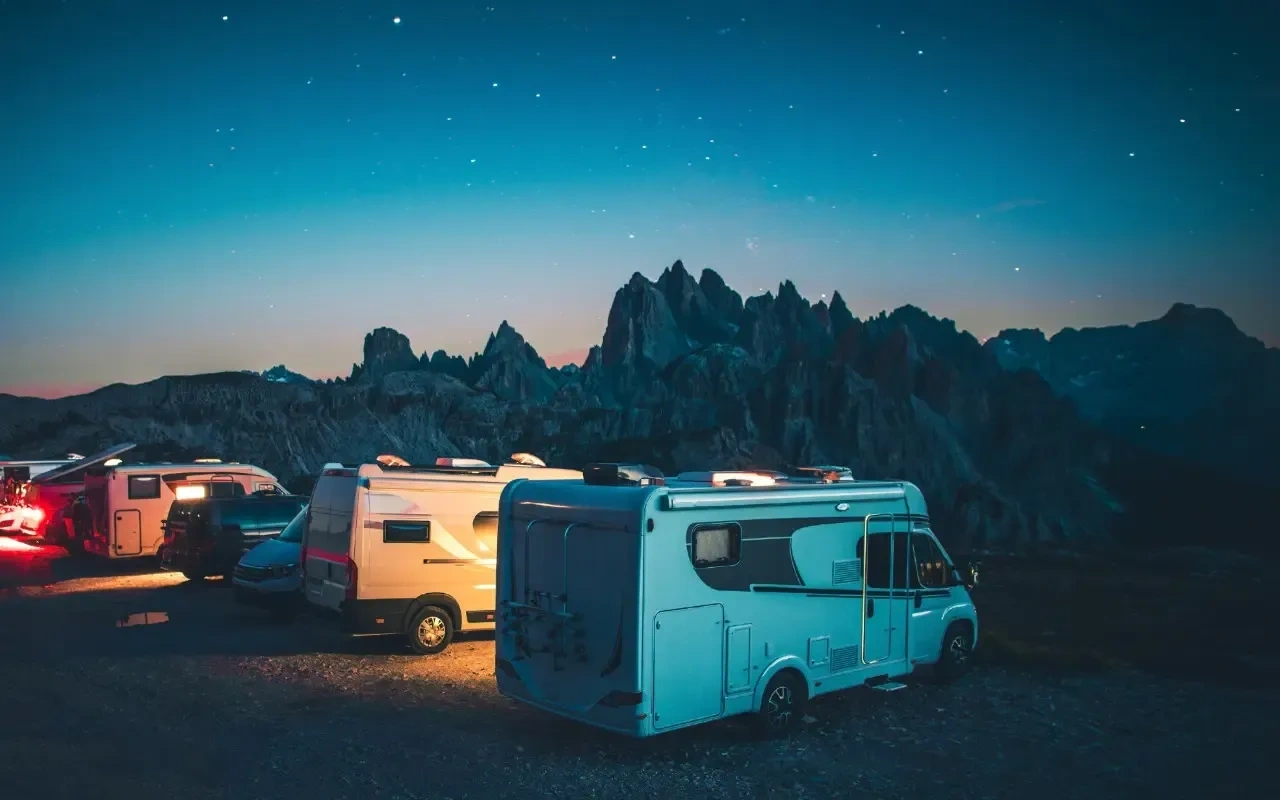 plusieurs roulottes côte à côte en montagne, la nuit