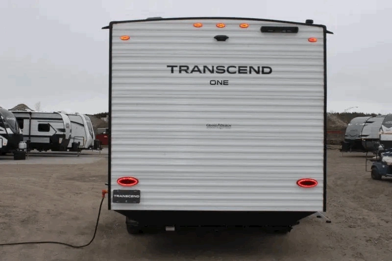 Vue arrière du Transcend One 151RB avec logo Grand Design.