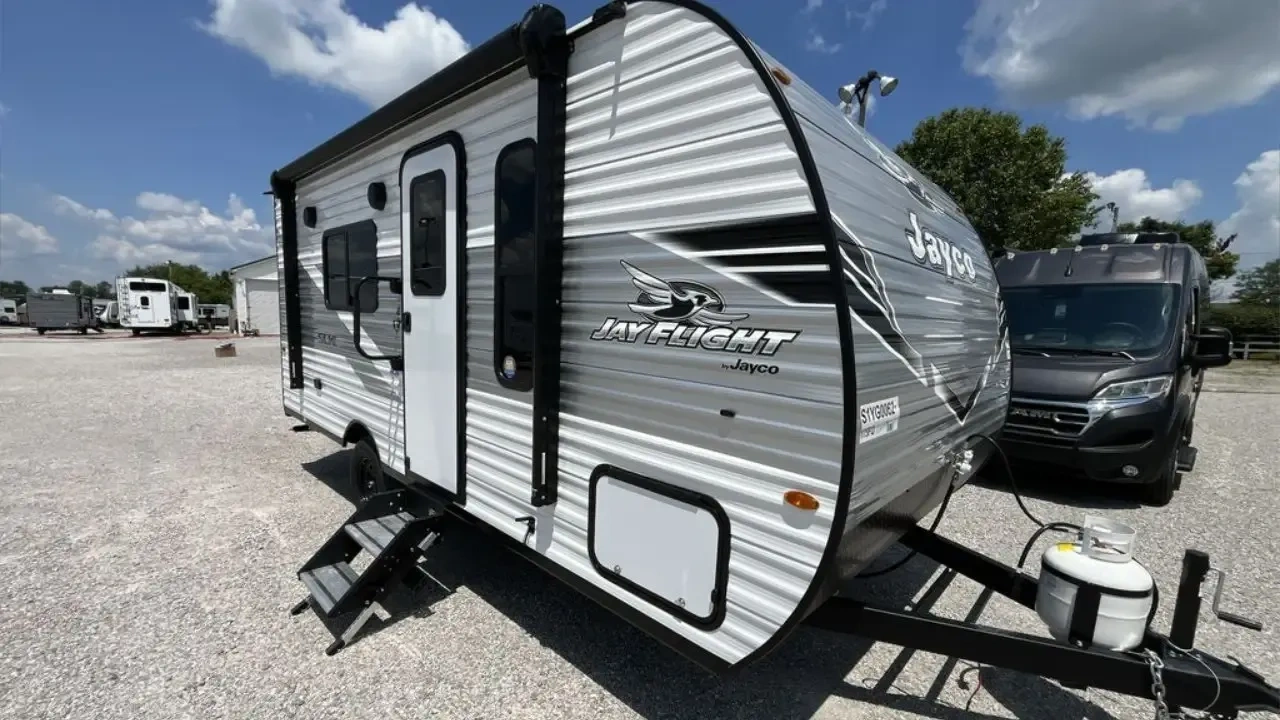 vue latérale avant d'une roulotte Jay Flight 175FQ de Jayco
