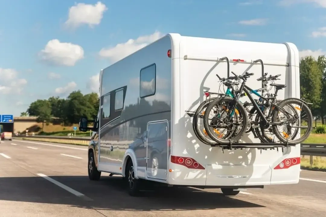 Vue 3/4 arrière d'un VR roulant sur une autoroute.