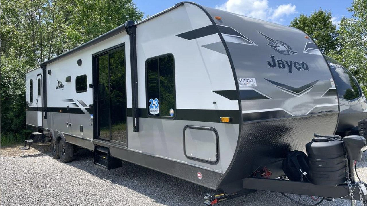vue latérale avant d'une roulotte Jay Flight 380DQS de Jayco