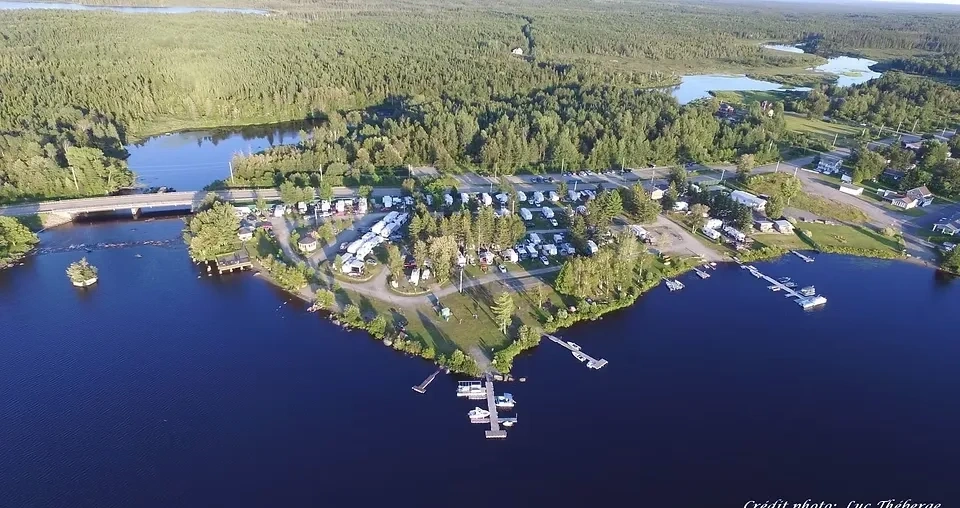 vue aérienne du site de camping municipal Lac-Frontière