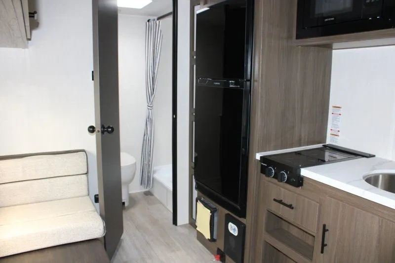 Intérieur du Prime Time Avenger LT 16RBX avec cuisine et salle de bain arrière.
