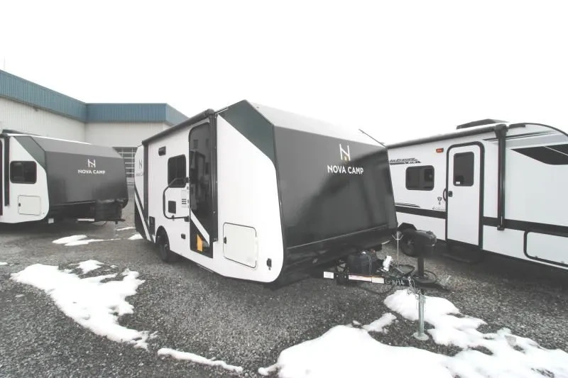 Nova Camp 201BH, une roulotte légère familiale à tracter avec un VUS.