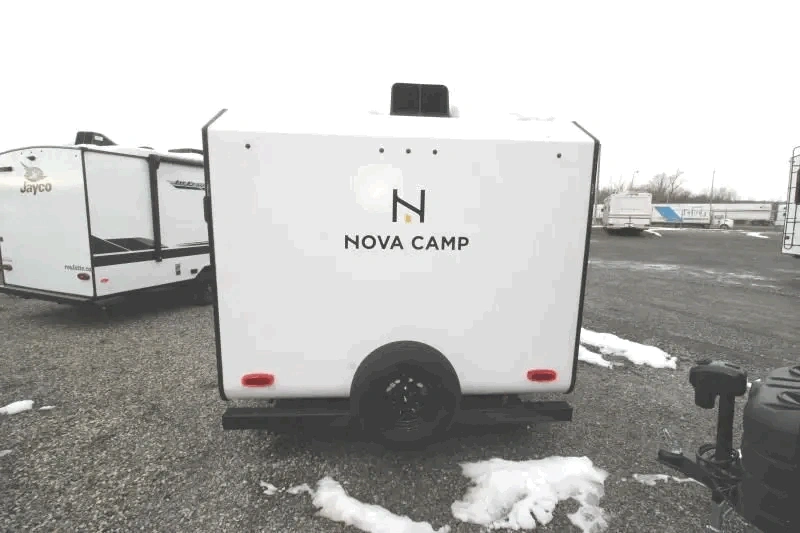 Vue latérale extérieure de la Nova Camp 201BH avec fenêtres superposées.