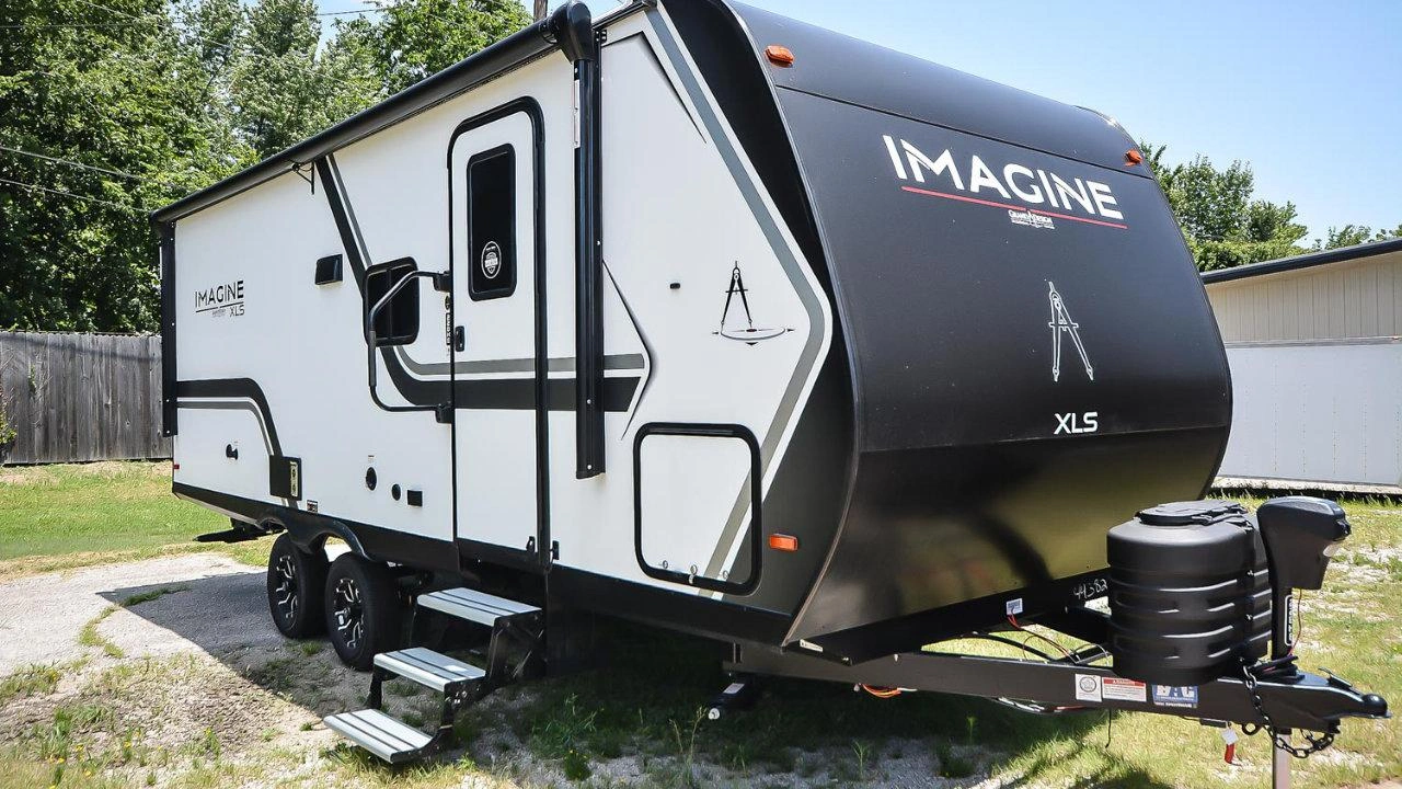 Roulotte familiale Grand Design Imagine 22BHE XLS avec ses graphismes distinctifs
