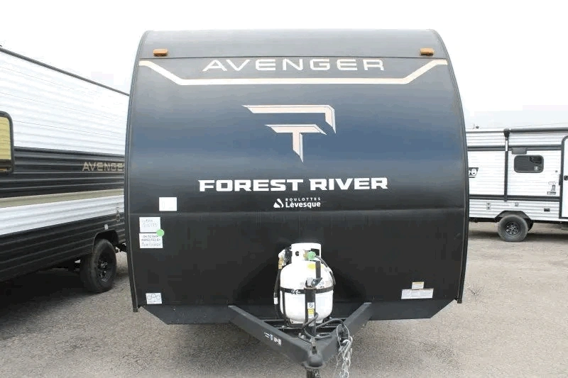 Vue avant du Prime Time Avenger LT 16BHX avec panneau Forest River.