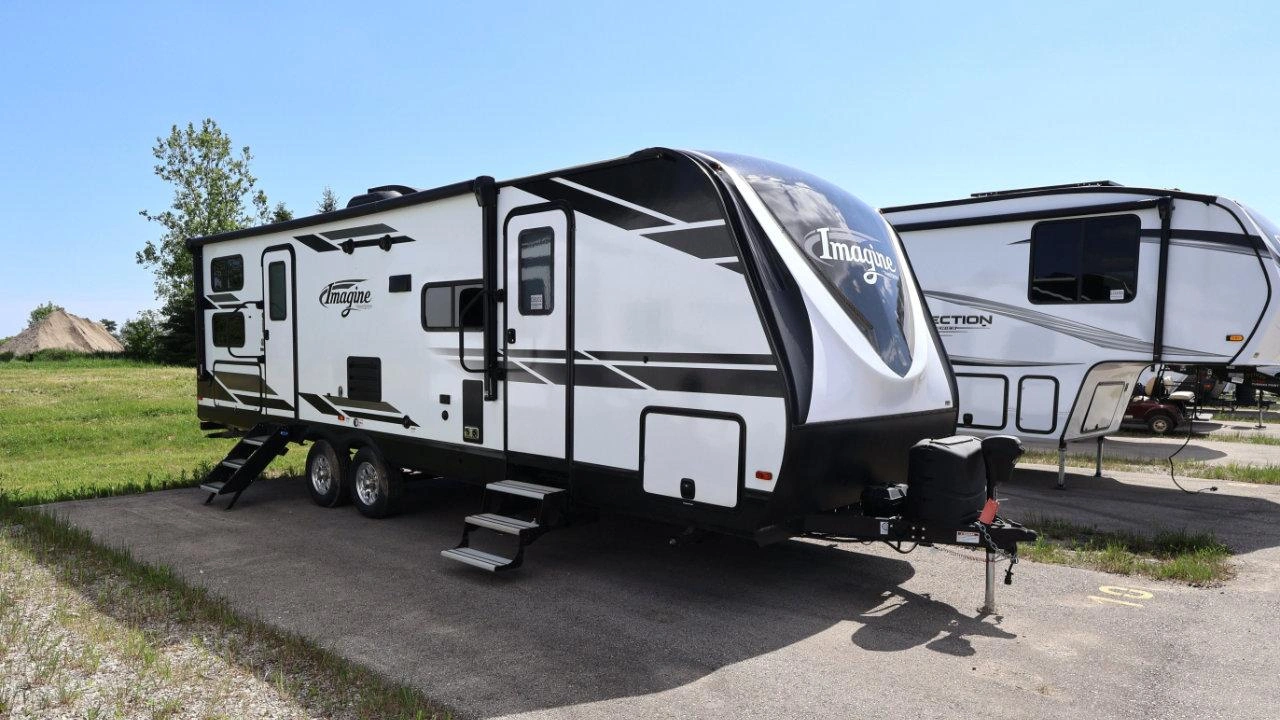 Profil latéral de la grande roulotte Grand Design Imagine 2900BH