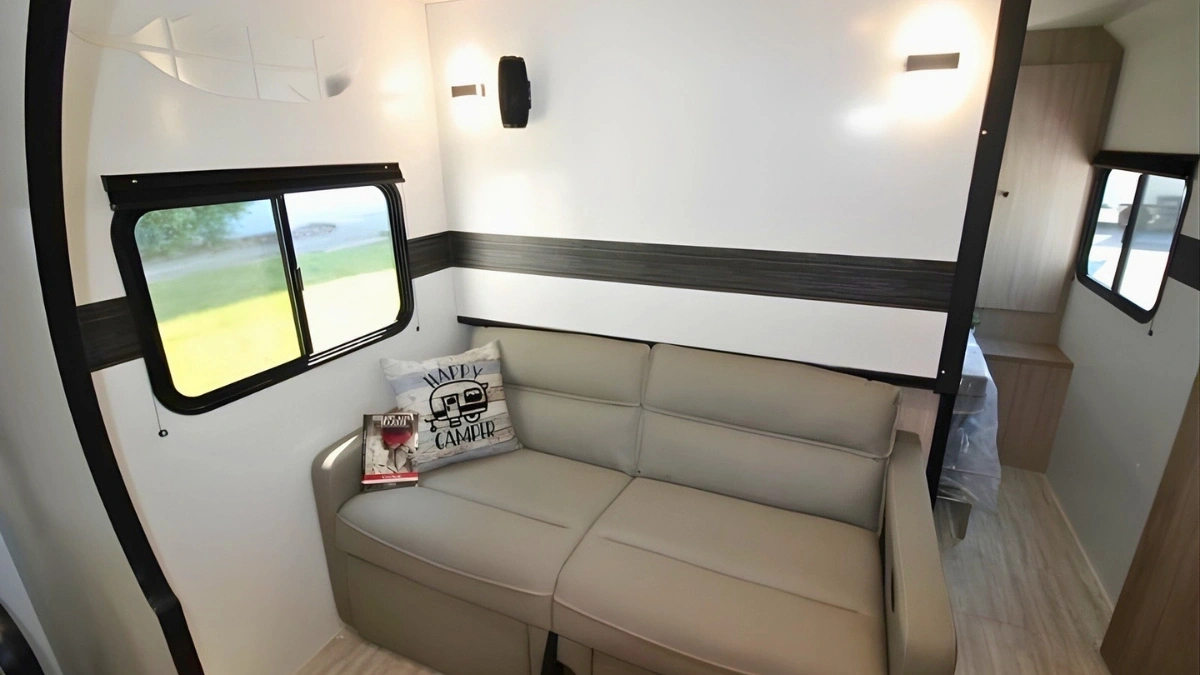 Banquette confortable dans une roulotte au décor chaleureux et fonctionnel, évoquant une véritable maison sur roues en 2026.
