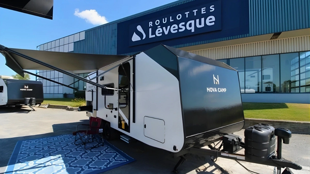 Roulotte au design épuré et contemporain devant la succursale Roulottes Lévesque, illustrant le style minimaliste et Japandi en 2026.