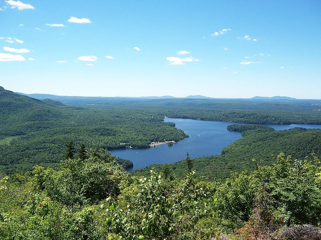 Région de l’Estrie (Orford) au bord d'un lac.