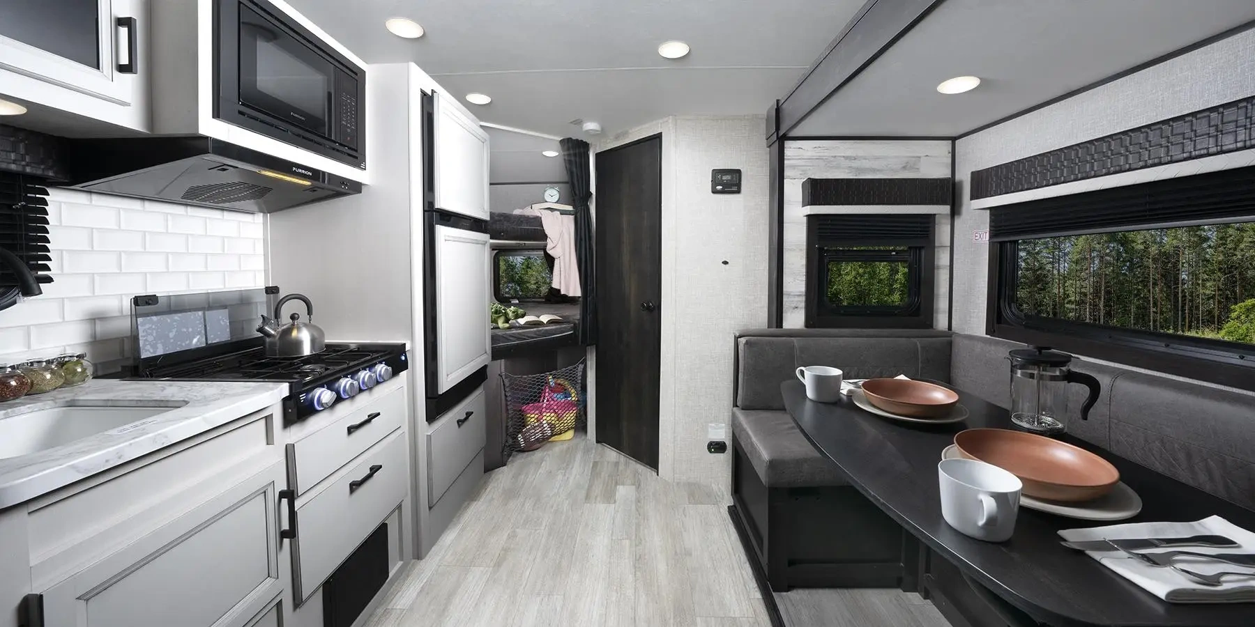 Intérieur de roulotte avec cuisine compacte et espace repas optimisé, idéal pour des conseils personnalisés en design intérieur.