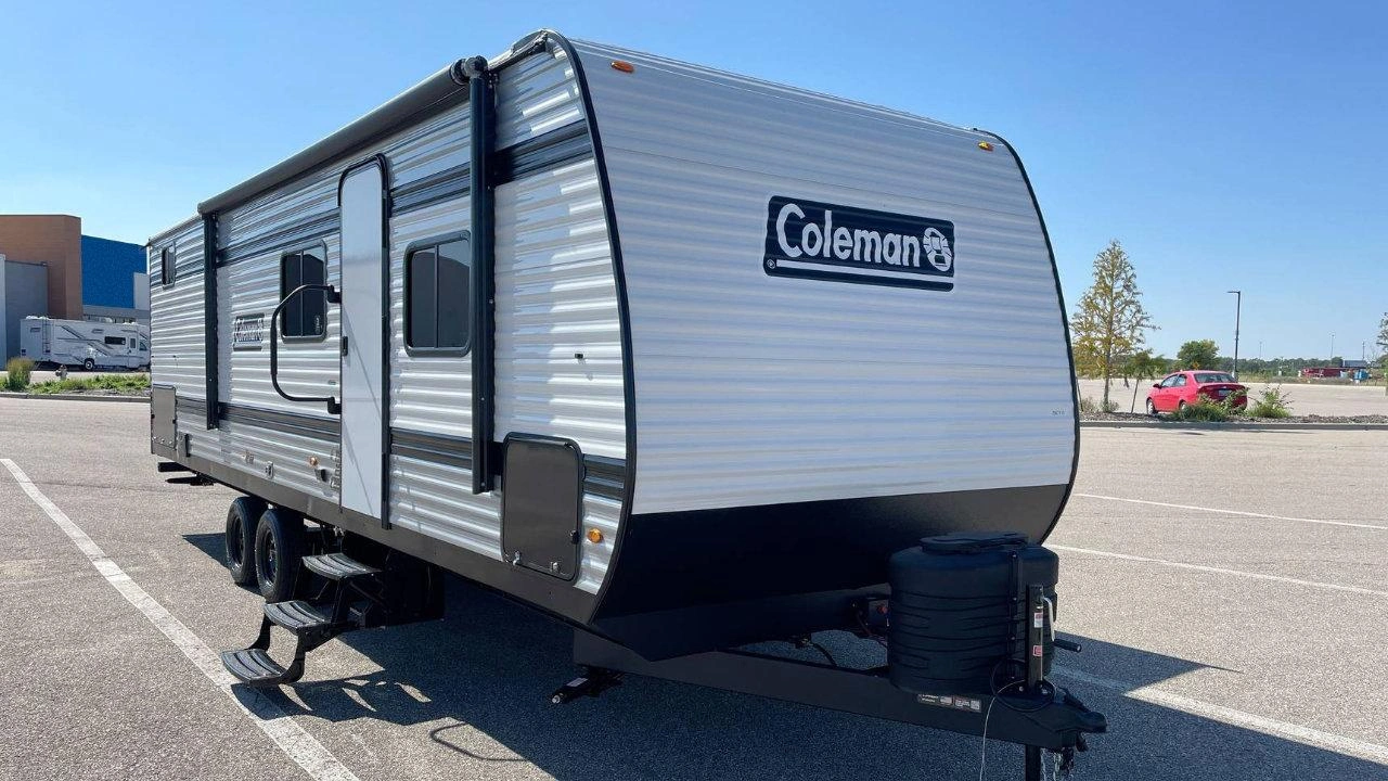 Vue extérieure de la grande roulotte familiale Keystone Coleman 27B