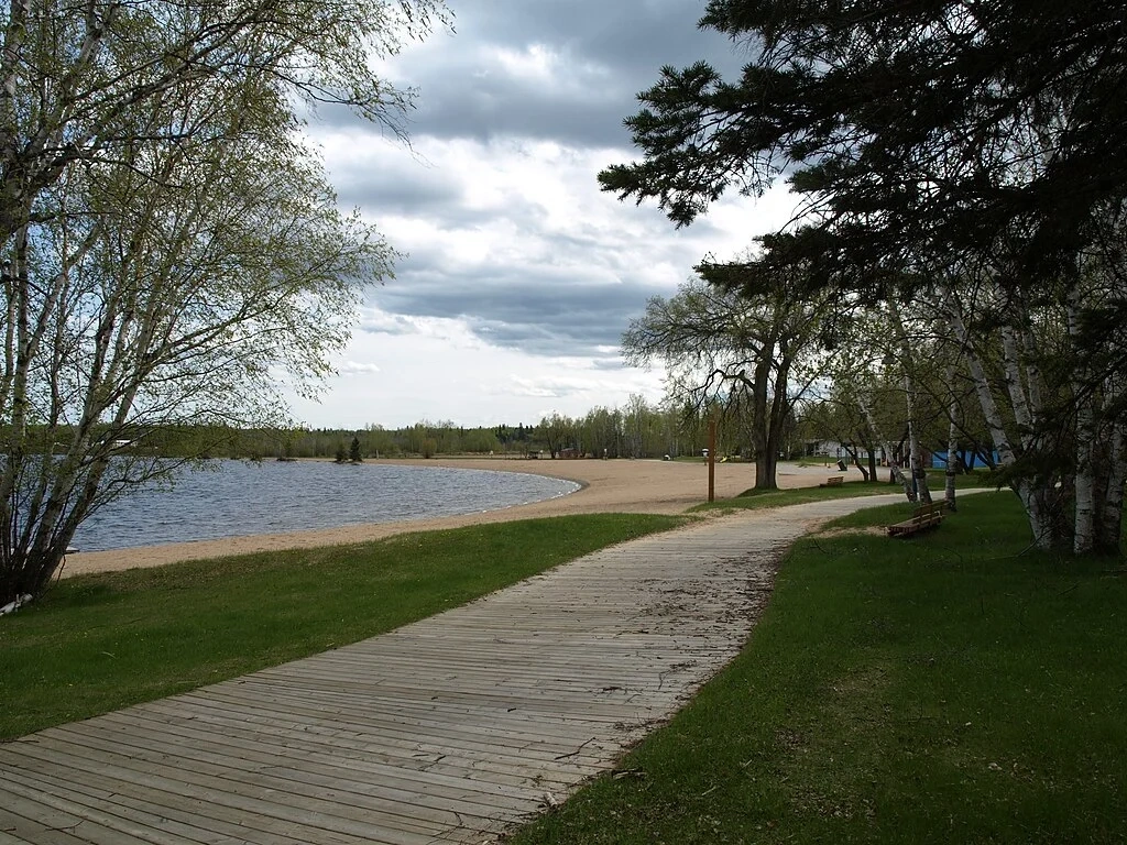 Vue paisible du lac Falcon au parc provincial Whiteshell, parfait pour une pause détente entre Kenora et Winnipeg.