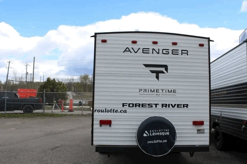 Vue arrière du Prime Time Avenger LT 16BHX avec logo Forest River.