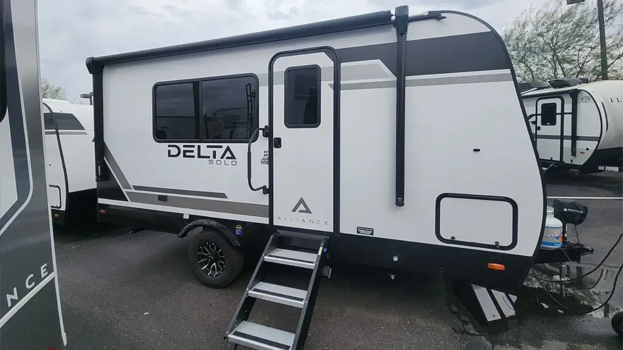 vue latérale avant d'une roulotte Delta Solo RB152 de Alliance