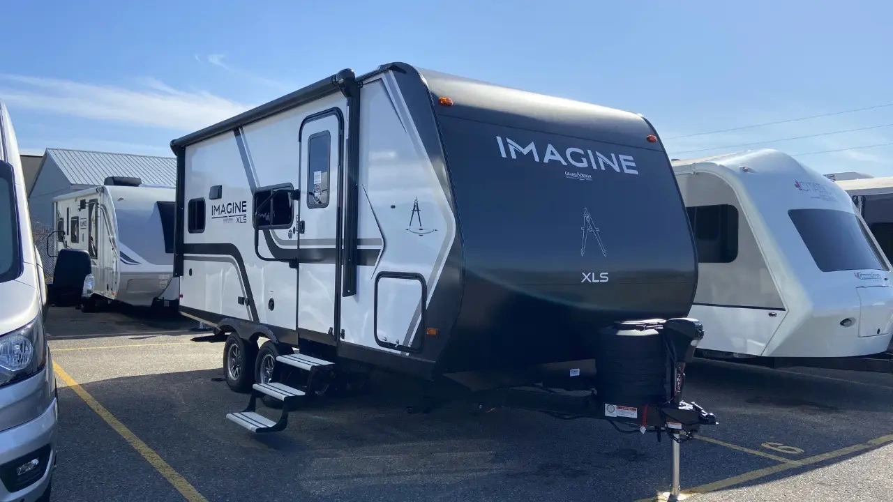 vue latérale avant d'une roulotte Grand Design Imagine XLS 17MKE