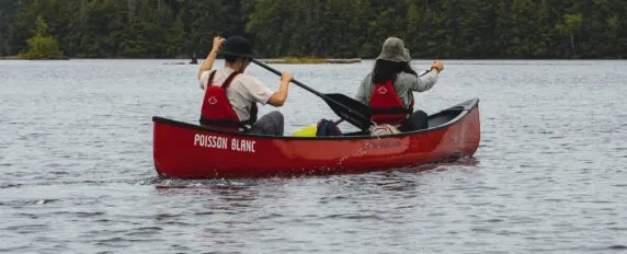 deux personnes dans un canot su Réservoir du Poisson blanc