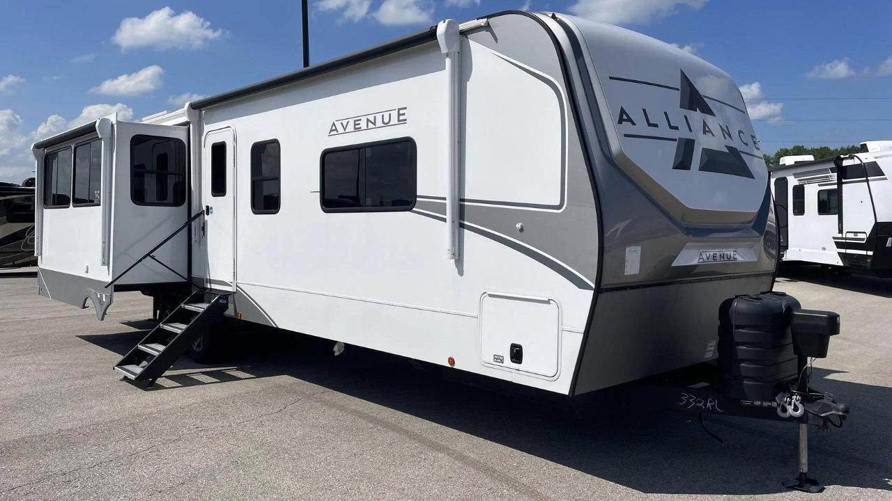 Caravane à sellette Alliance Avenue 332RL stationnée sur un terrain de gravier