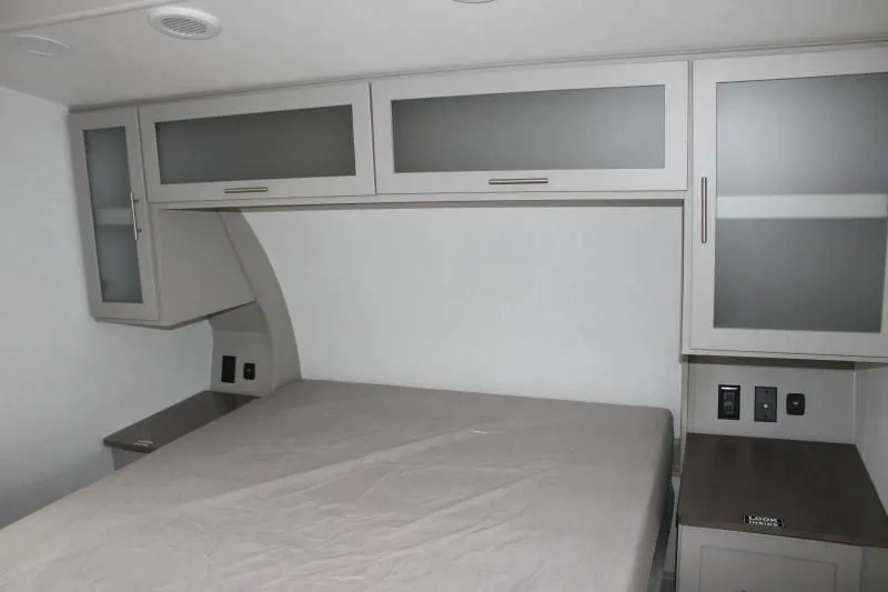Chambre du Alliance Avenue All-Access 23ML avec lit et rangements suspendus.