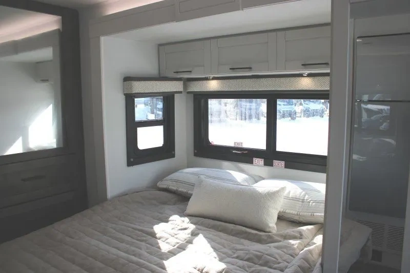 Lit arrière de l’Entegra Coach Odyssey 24B avec rangement mural.
