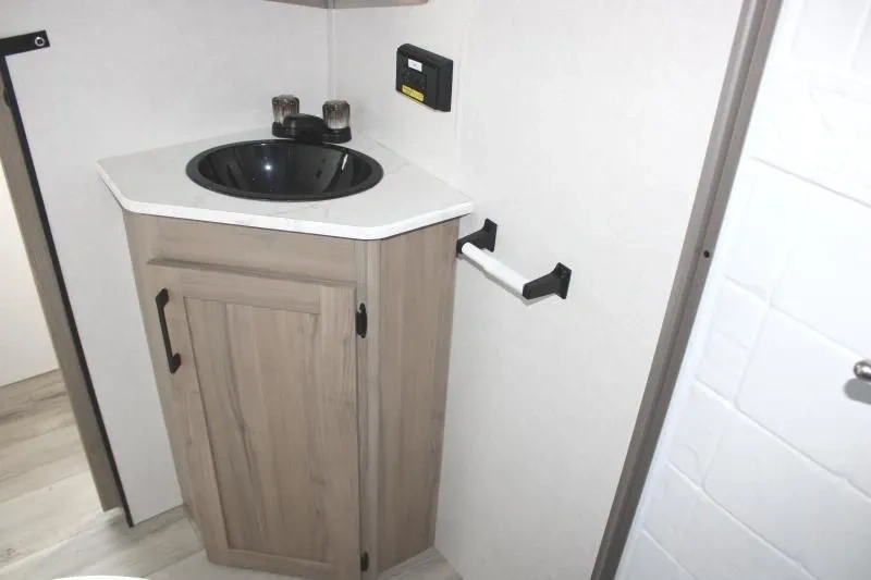 Lavabo de salle de bain dans la roulotte Coleman Lantern 25REX.
