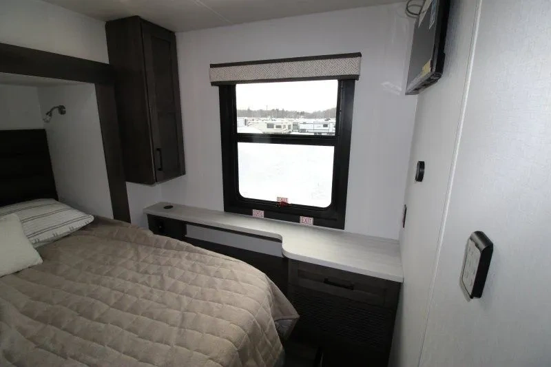 Chambre du Jayco Greyhawk 30Z avec lit et fenêtre latérale.