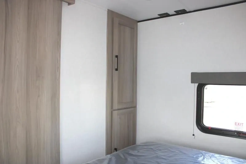 Chambre de la Coleman Lantern 25REX avec lit et garde-robe.