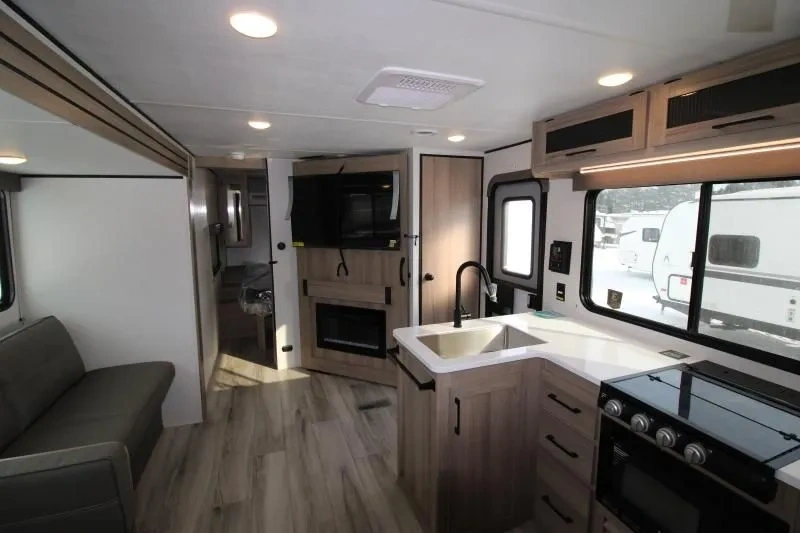 Cuisine et espace de vie de la Coleman Lantern 28BHS avec îlot et rangement.