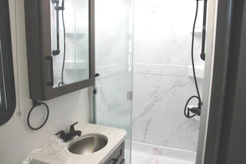 Salle de bain de l’Entegra Coach Odyssey 24B avec lavabo et douche.