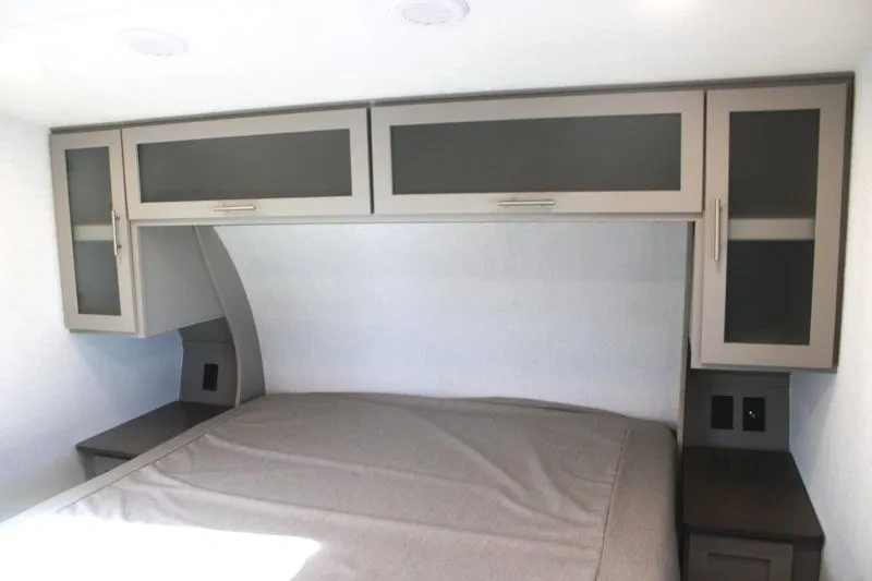 Chambre du Alliance Avenue All-Access 25RL avec lit et rangements muraux.