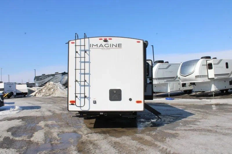 Vue arrière de la Grand Design Imagine 2470BH avec échelle extérieure.