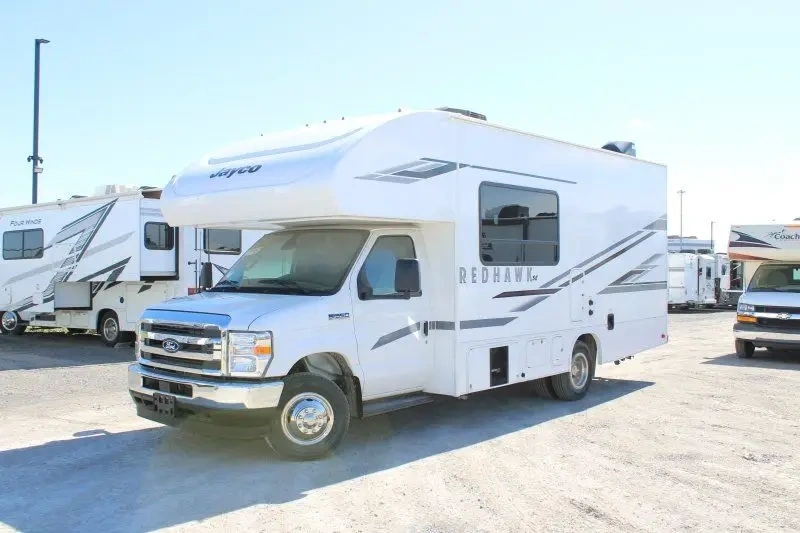 Jayco Redhawk SE 22EF 2026 stationné devant la concession au Québec.
