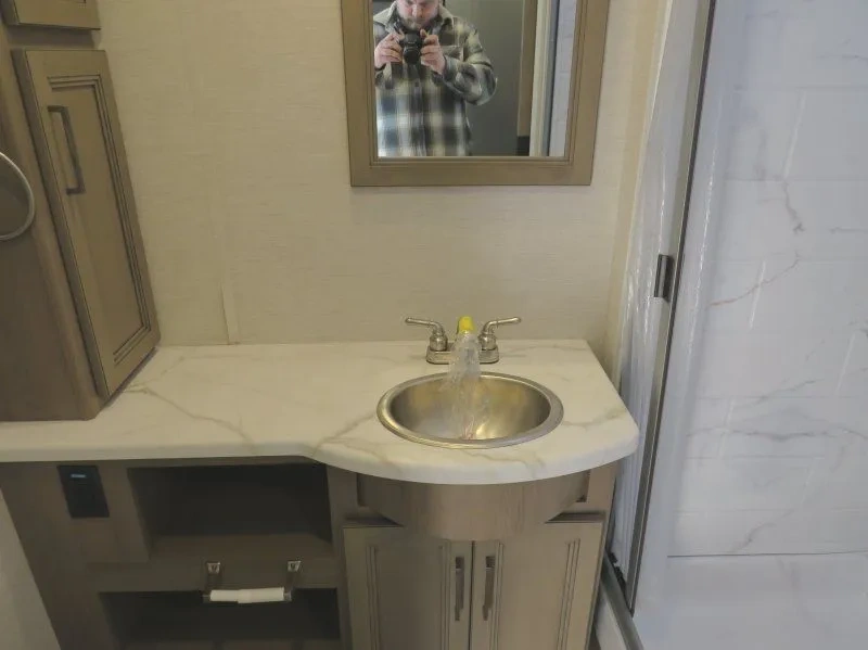 Salle de bain du Thor Resonate 30C 2026 avec lavabo et douche.