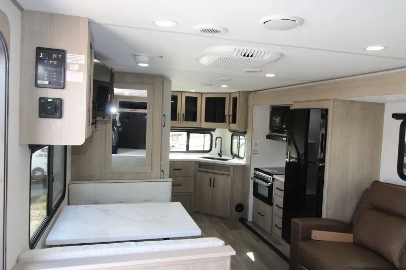 Cuisine et salon de la Grand Design Imagine XLS 22MLE avec espace compact.