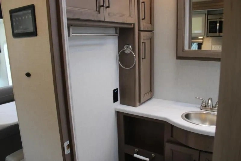 Salle de bain du Thor Hurricane 29L 2026 avec toilette et meuble-lavabo.
