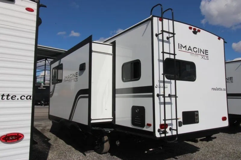 Vue arrière en angle de la Grand Design Imagine XLS 22MLE.