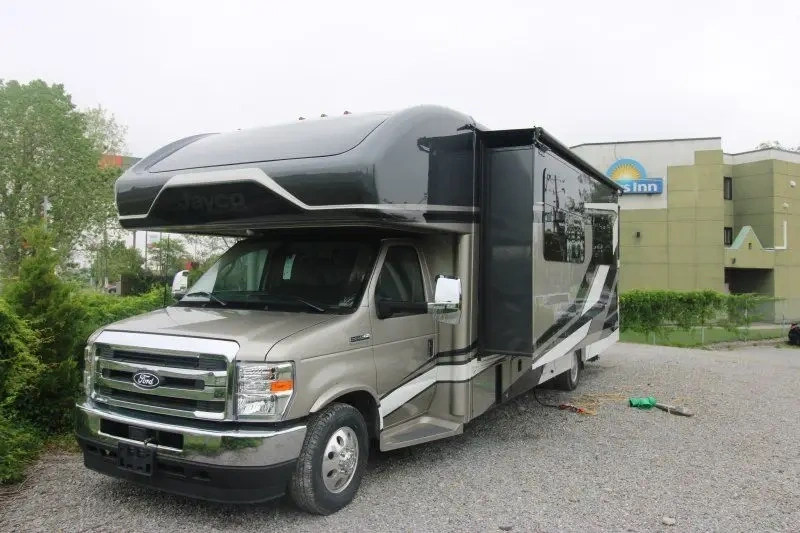 Jayco Greyhawk 30Z 2026 stationné dans la neige avec carrosserie foncée.
