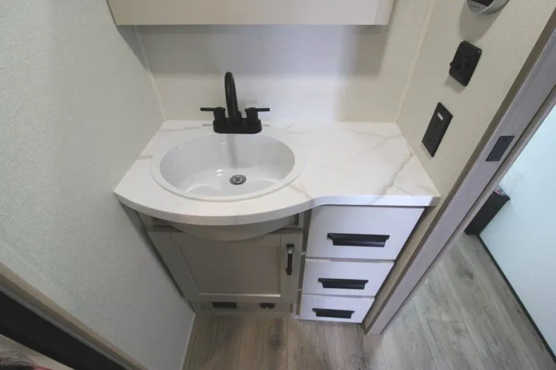 Lavabo et comptoir de salle de bain du Grand Design Reflection 150 Series 250ML.