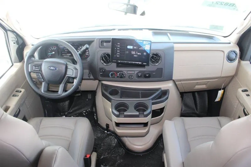 Poste de conduite Ford de l’Entegra Coach Odyssey 24B.