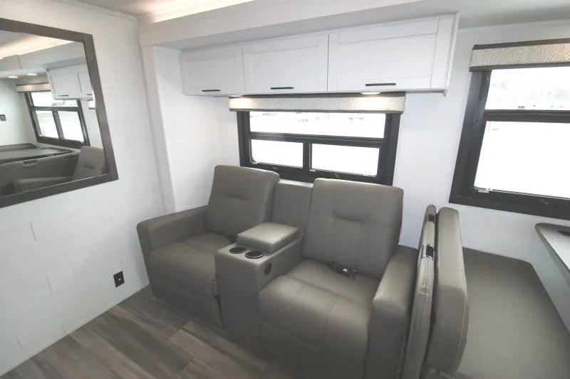Dinette du Jayco Greyhawk 30Z avec table et banquettes grises.