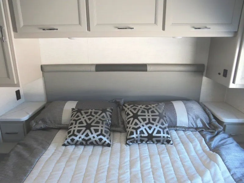 Cuisine du Thor Indigo MM30 2026 avec évier, armoires et fauteuils.