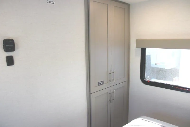 Garde-robe de chambre du Alliance Avenue All-Access 25RL.