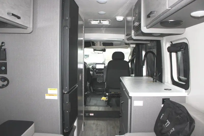 Intérieur du Thor Motor Coach Tellaro 20Y 2026 vu vers la cabine avant.