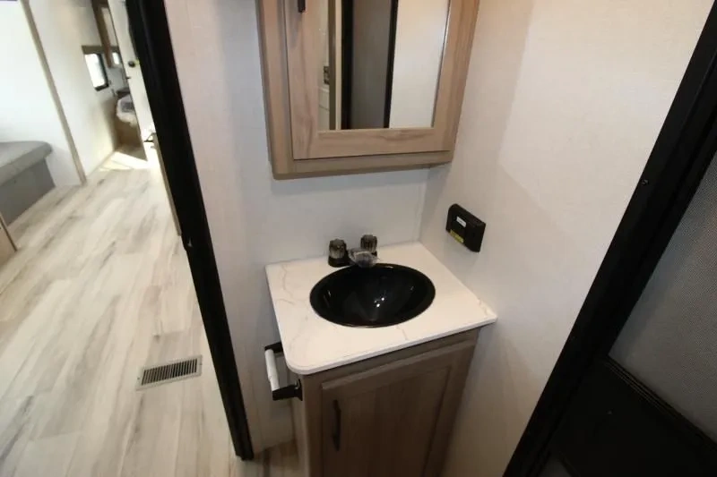 Vanité de salle de bain de la Coleman Lantern 28BHS avec lavabo noir.