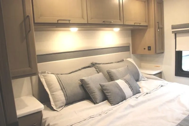 Rangements et téléviseur de la chambre du Thor Hurricane 29L 2026.