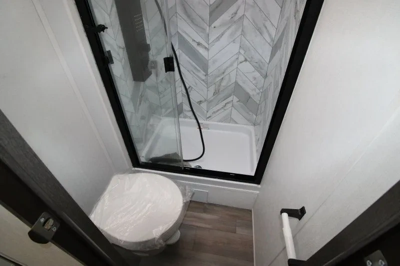 Salle de bain du Jayco Greyhawk 30Z avec toilette et douche.