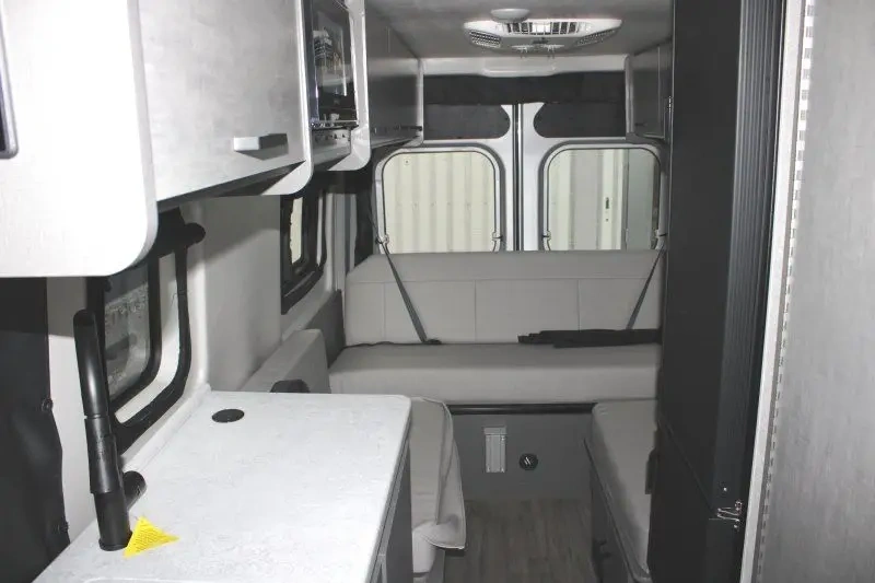 Espace lounge arrière du Thor Motor Coach Tellaro 20Y 2026 avec sofa-lit.